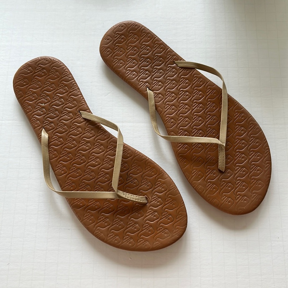 Lovely feminine skinny strap sandals from Vineyard vines. Barely worn!